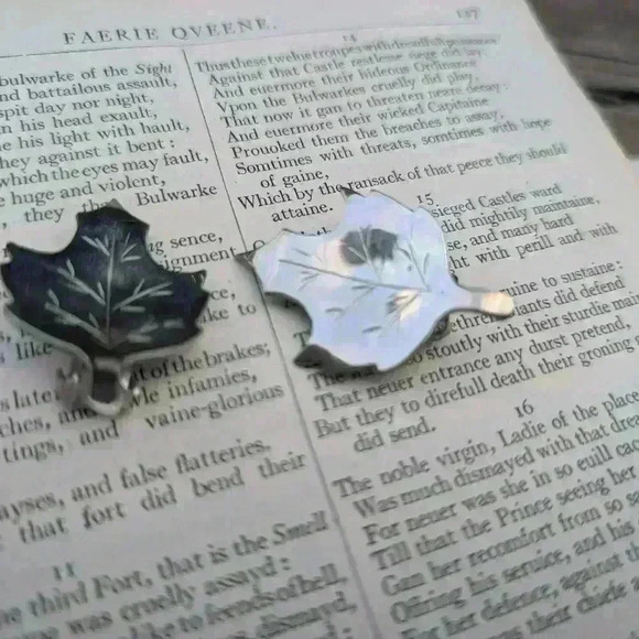 Vintage silver leaf bergerie clip on  earrings - Picture 4 of 9